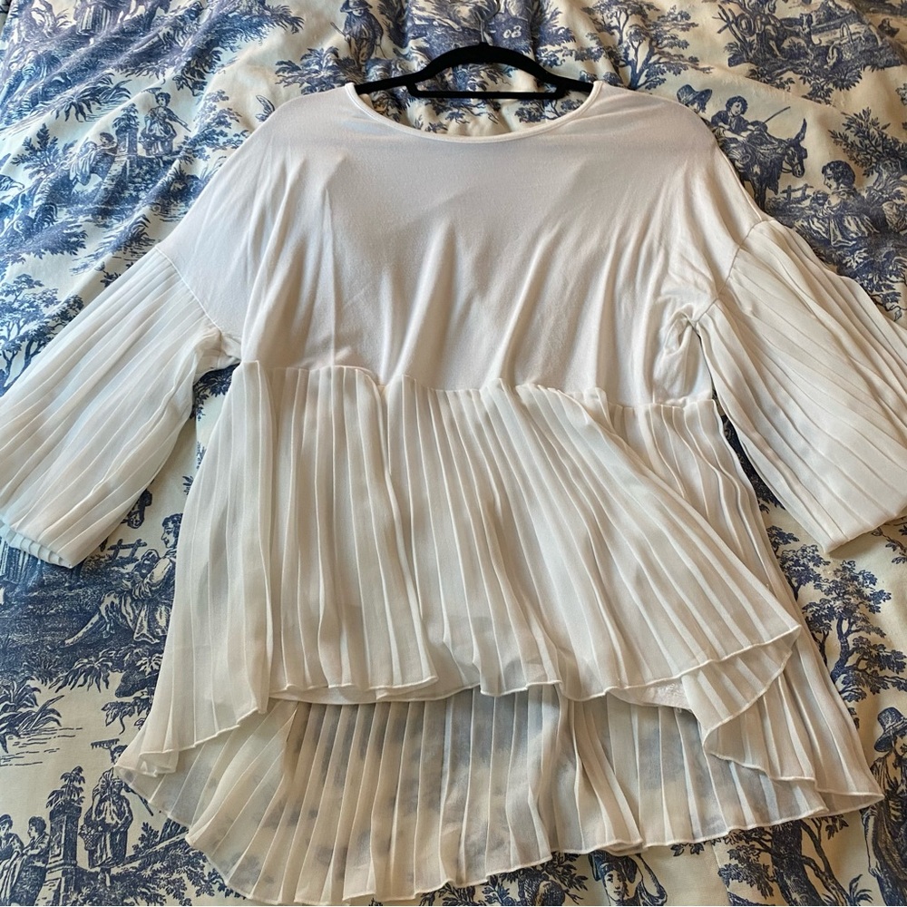 Cable & gauge white pleated blouse size large